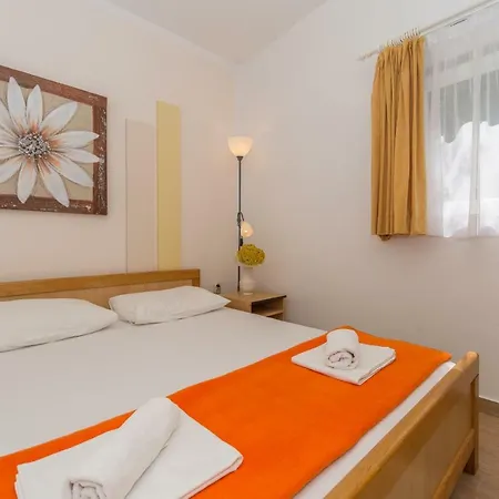 Apartment Diana & Josip *